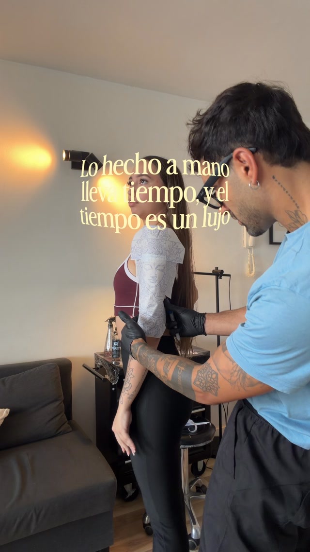 Aaròn tatuando en el estudio